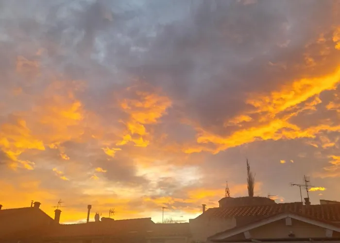 Peaceful Room, Centre, View Le Canigou * Thuir